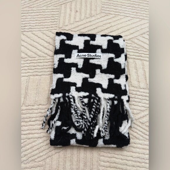 Acne Studios houndstooth-pattern knitted scarf - Picture 3 of 8